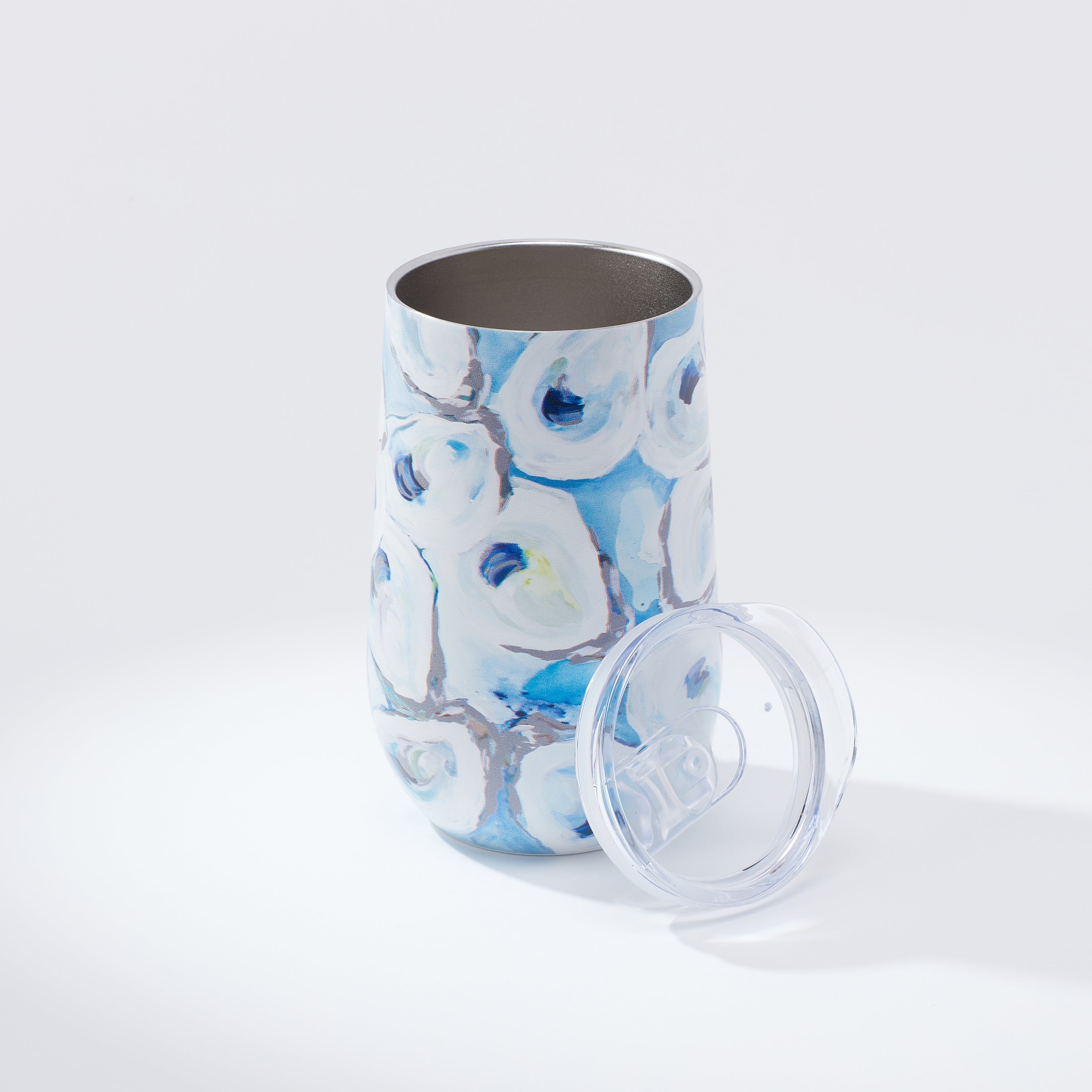 Kim Hovell blue and white oyster patterned wine tumbler with a removable lid, against a white background.
