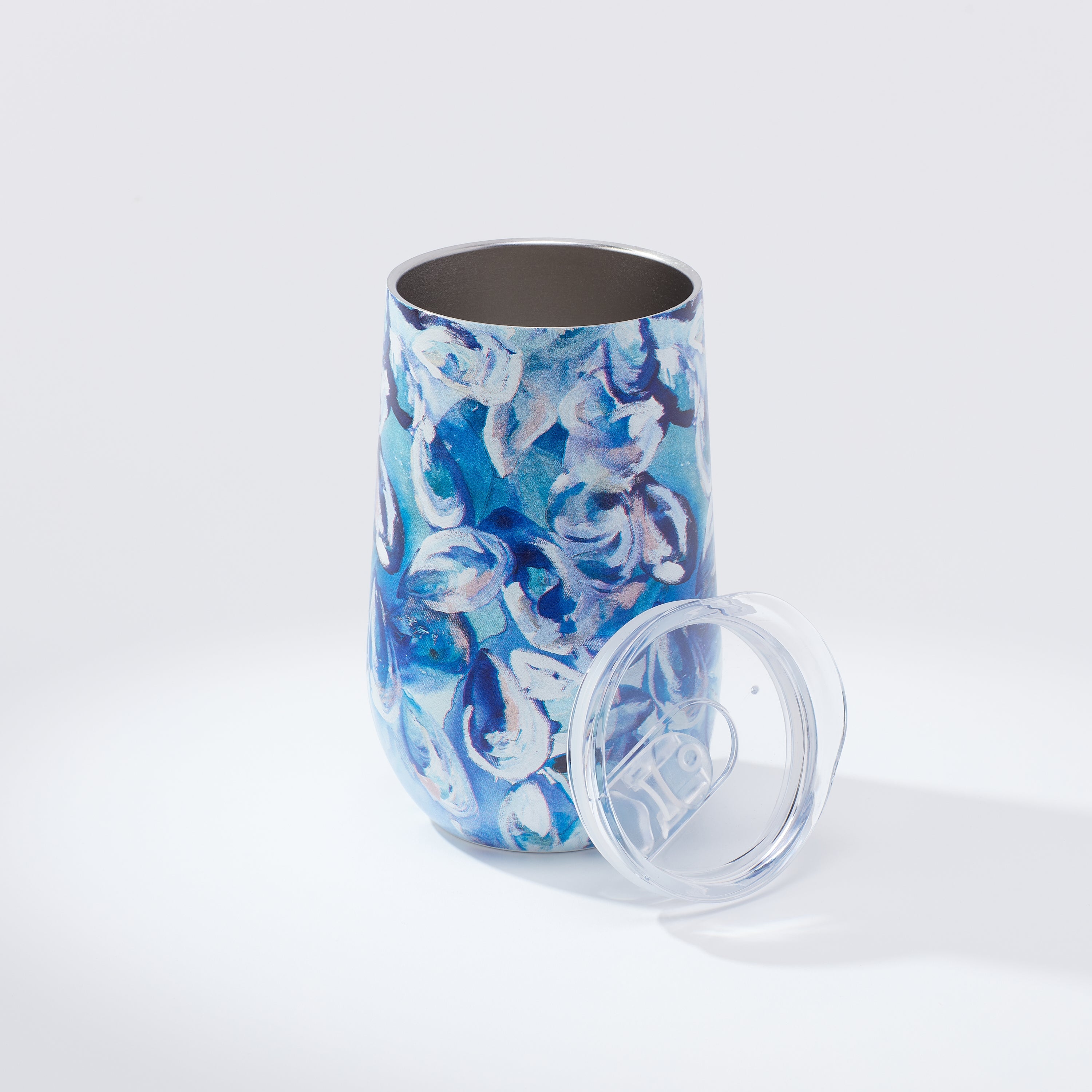 Kim Hovell Azul Oysters blue and white oyster patterned 16oz wine tumbler with a removable lid