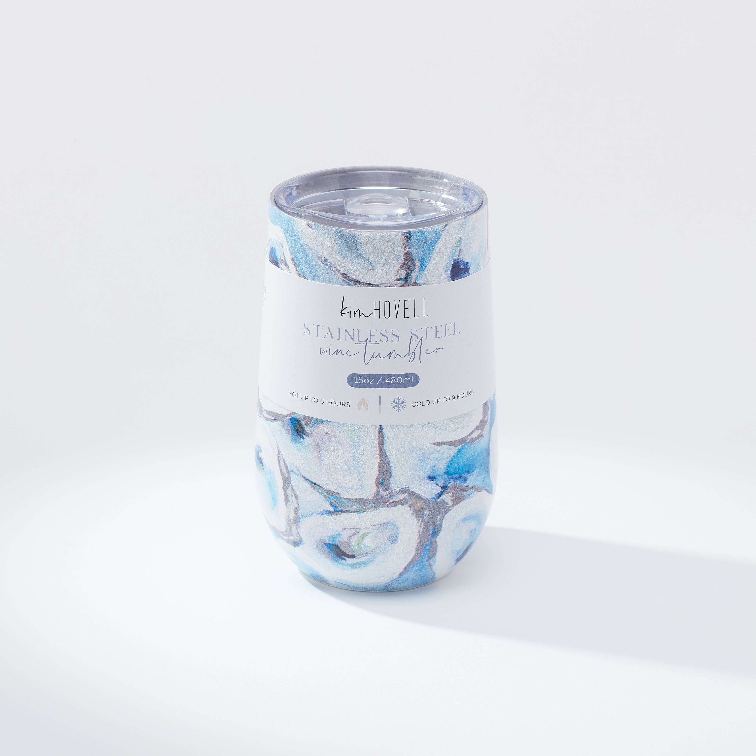 Kim Hovell blue and white oyster patterned wine tumbler with a clear lid, against a white background.